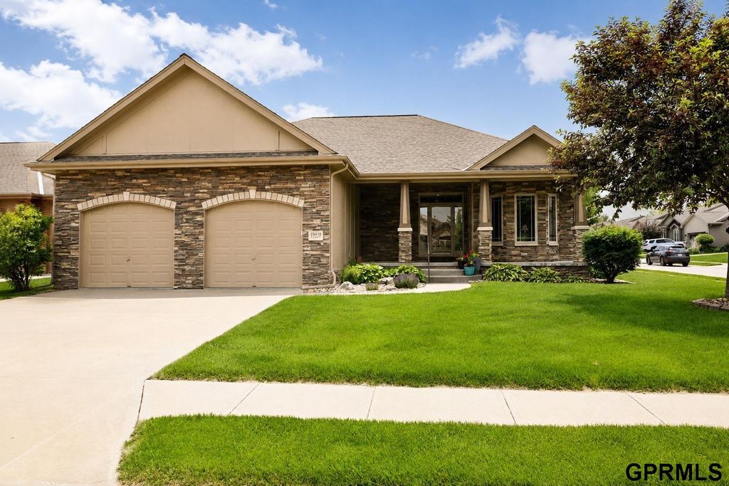 18419 Izard Circle, Elkhorn, NE 68022