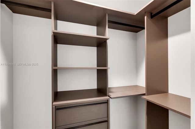 11 NE 6th St 2204, Miami, FL 33132