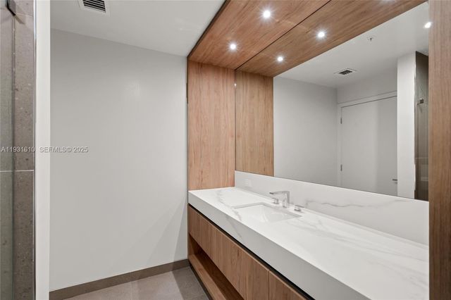 11 NE 6th St 2204, Miami, FL 33132