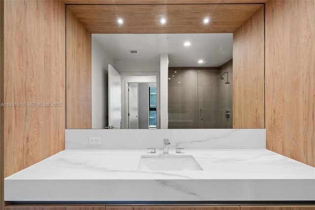 11 NE 6th St 2204, Miami, FL 33132