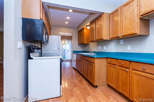 111 Manor Way, Rochester Hills, MI 48309