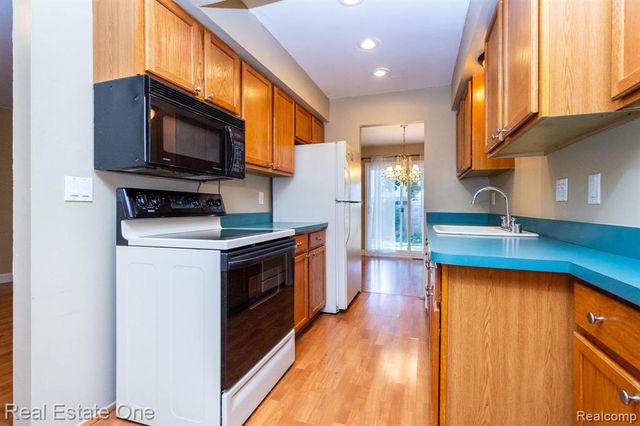111 Manor Way, Rochester Hills, MI 48309