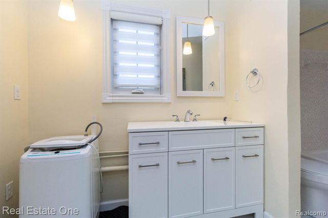 111 Manor Way, Rochester Hills, MI 48309