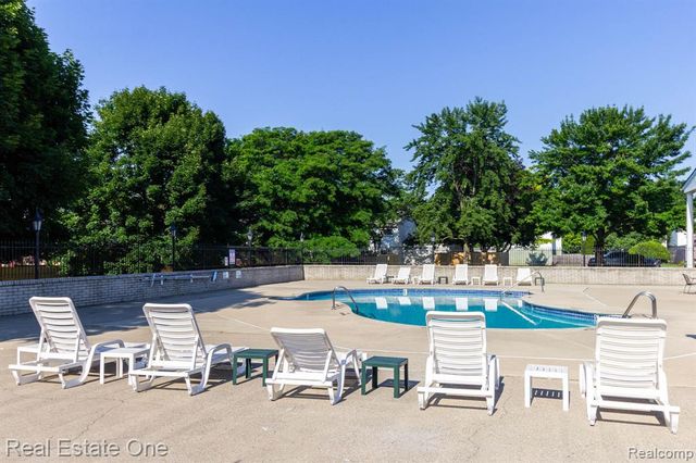111 Manor Way, Rochester Hills, MI 48309