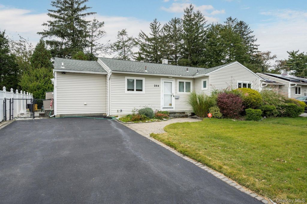264 Manetto Hill Road, Plainview, NY 11803