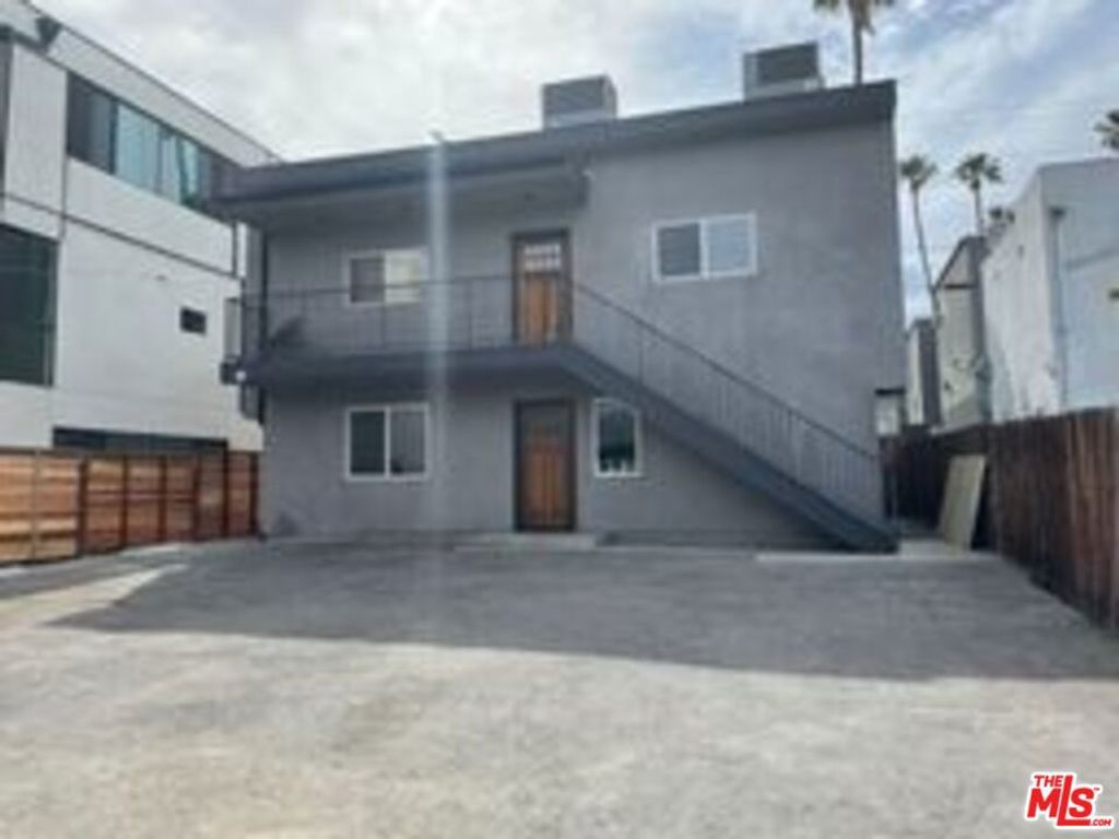Image 10 of property listing at 817 N Harvard Boulevard, Los Angeles, CA 90029