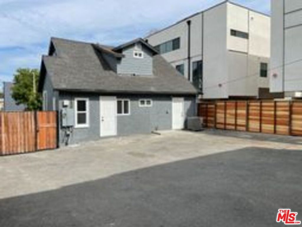 Image 11 of property listing at 817 N Harvard Boulevard, Los Angeles, CA 90029