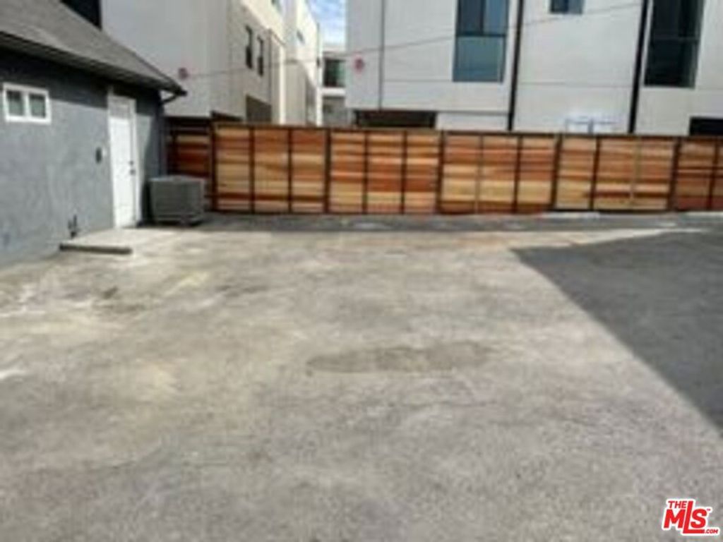 Image 12 of property listing at 817 N Harvard Boulevard, Los Angeles, CA 90029