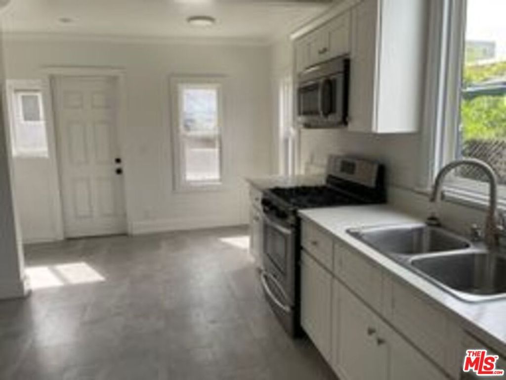 Image 3 of property listing at 817 N Harvard Boulevard, Los Angeles, CA 90029