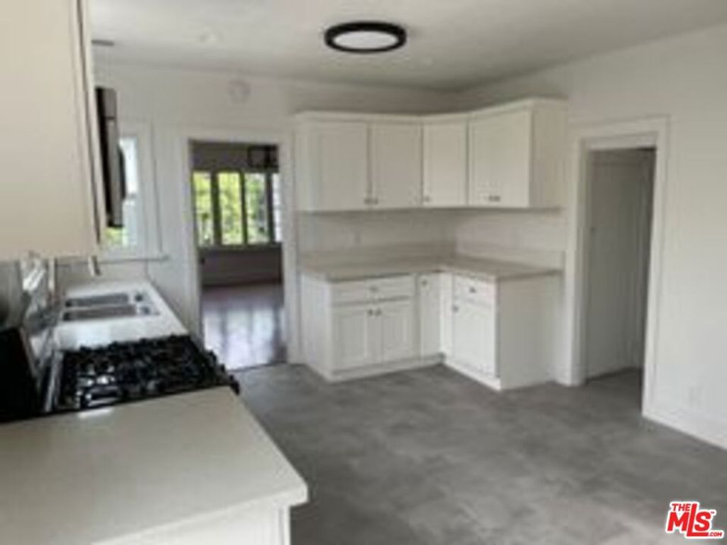 Image 4 of property listing at 817 N Harvard Boulevard, Los Angeles, CA 90029