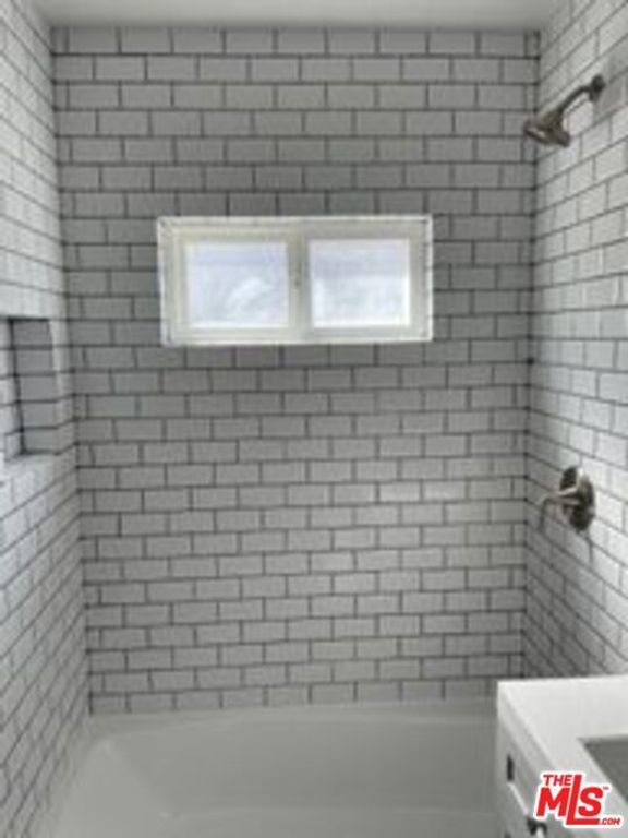 Image 5 of property listing at 817 N Harvard Boulevard, Los Angeles, CA 90029
