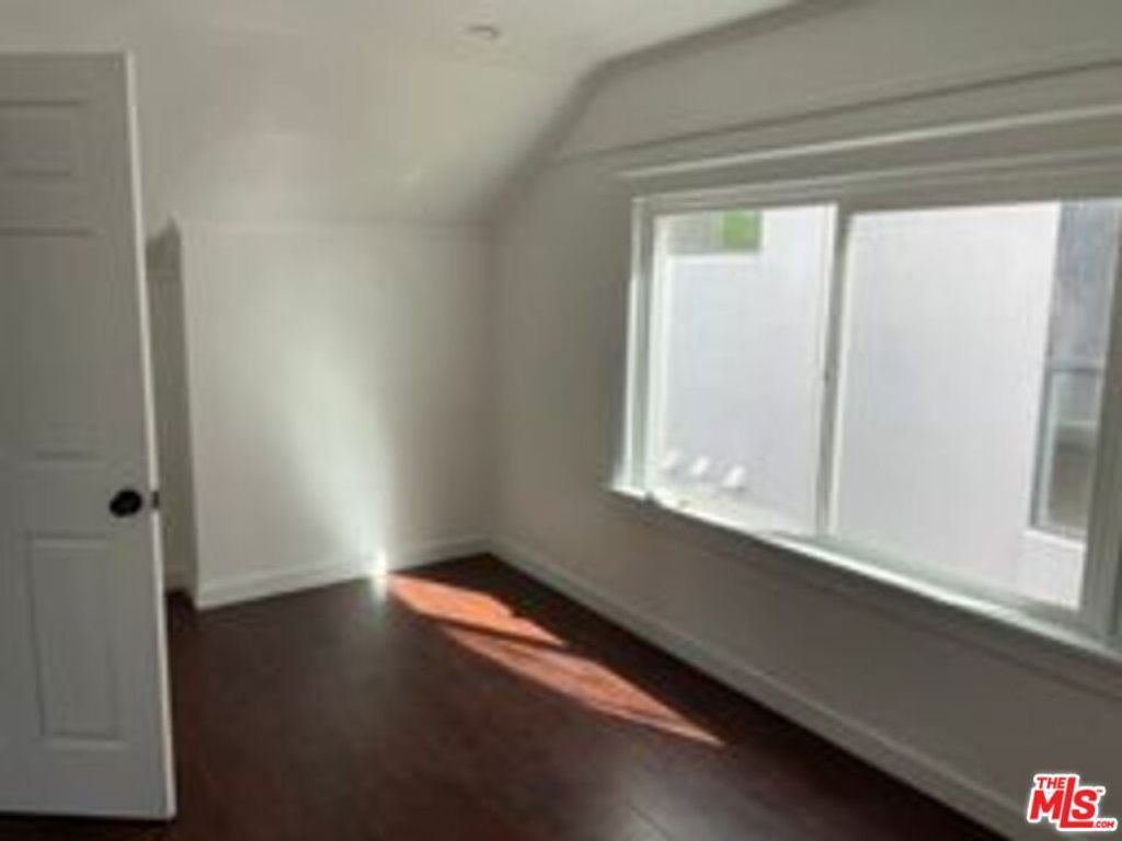 Image 8 of property listing at 817 N Harvard Boulevard, Los Angeles, CA 90029