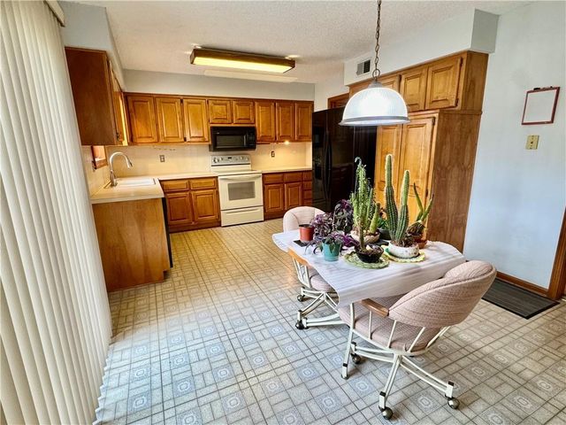 15318 W 80th Place, Lenexa, KS 66219