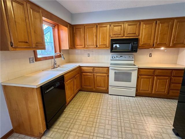 15318 W 80th Place, Lenexa, KS 66219