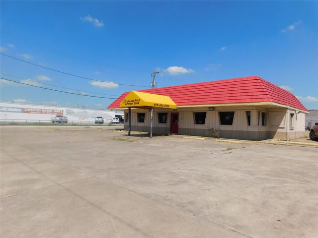 202 N Mechanic Street, El Campo, TX 77437