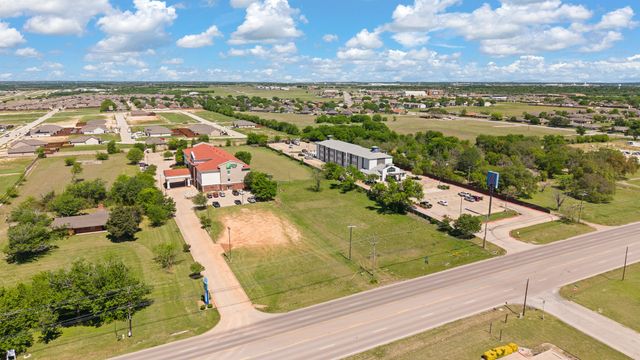 1724 W Henderson Street, Cleburne, TX 76033