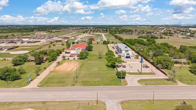 1724 W Henderson Street, Cleburne, TX 76033