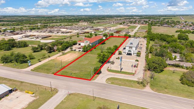 1724 W Henderson Street, Cleburne, TX 76033