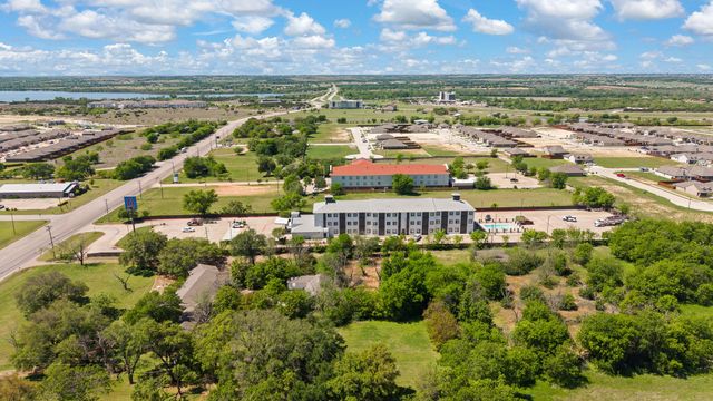 1724 W Henderson Street, Cleburne, TX 76033