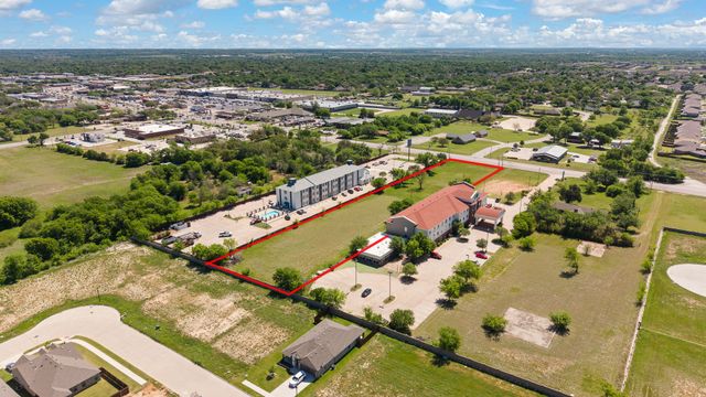 1724 W Henderson Street, Cleburne, TX 76033