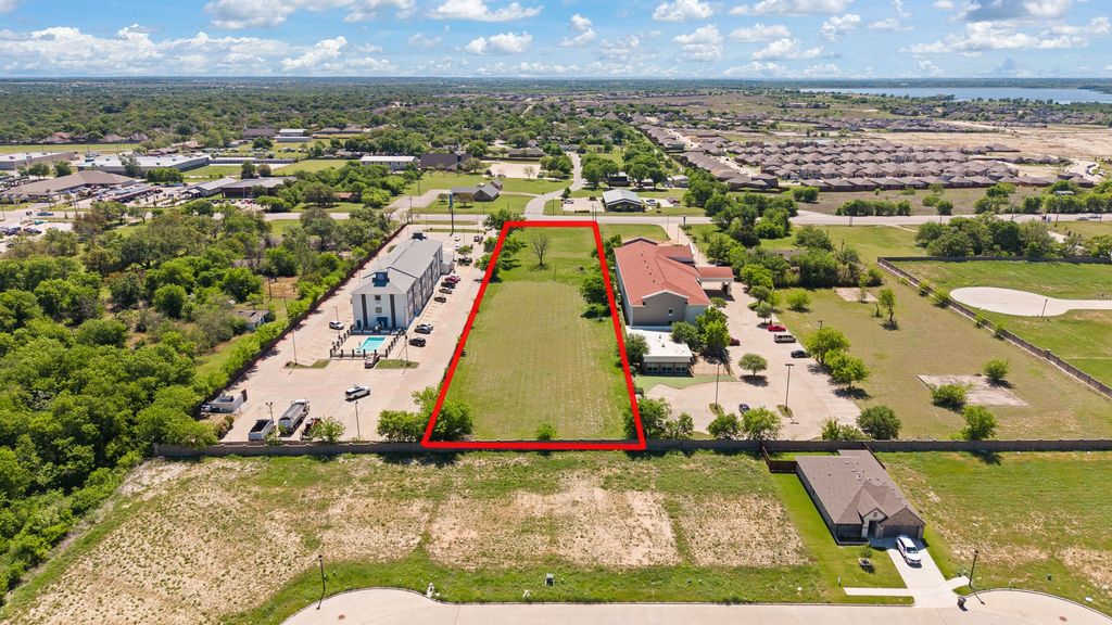 1724 W Henderson Street, Cleburne, TX 76033