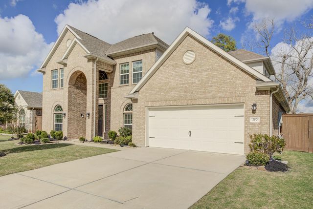 219 Bentwater Lane, Clute, TX 77531