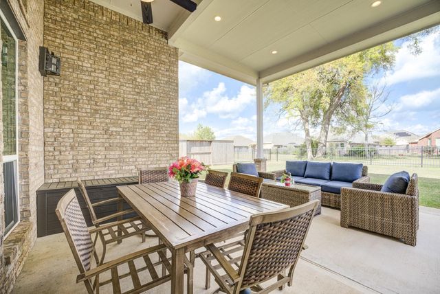 219 Bentwater Lane, Clute, TX 77531