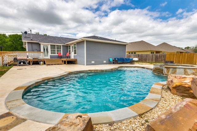 213 S Busby Street, Tioga, TX 76271
