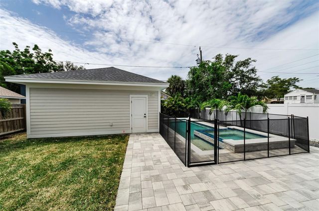 2550 DARTMOUTH AVENUE N, St Petersburg, FL 33713