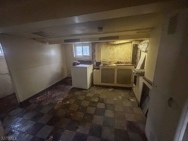 180 Hobson St, Newark City, NJ 07112