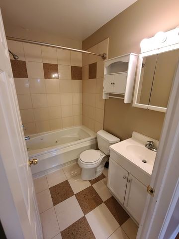 2318 W ROSEMONT Avenue 2, Chicago, IL 60659