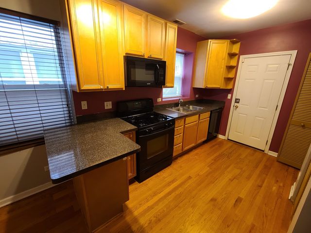 2318 W ROSEMONT Avenue 2, Chicago, IL 60659