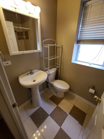 2318 W ROSEMONT Avenue 2, Chicago, IL 60659