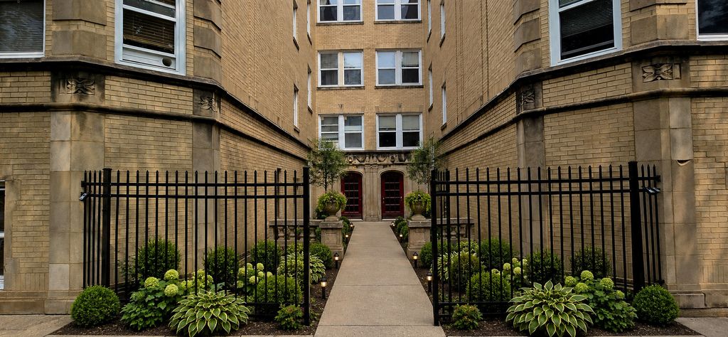2318 W ROSEMONT Avenue 2, Chicago, IL 60659