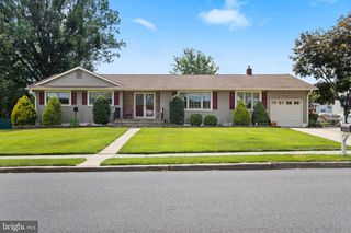 8 W POINT DR, Bordentown, NJ 08505