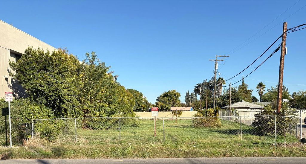 3004 N Maroa Avenue, Fresno, CA 93704