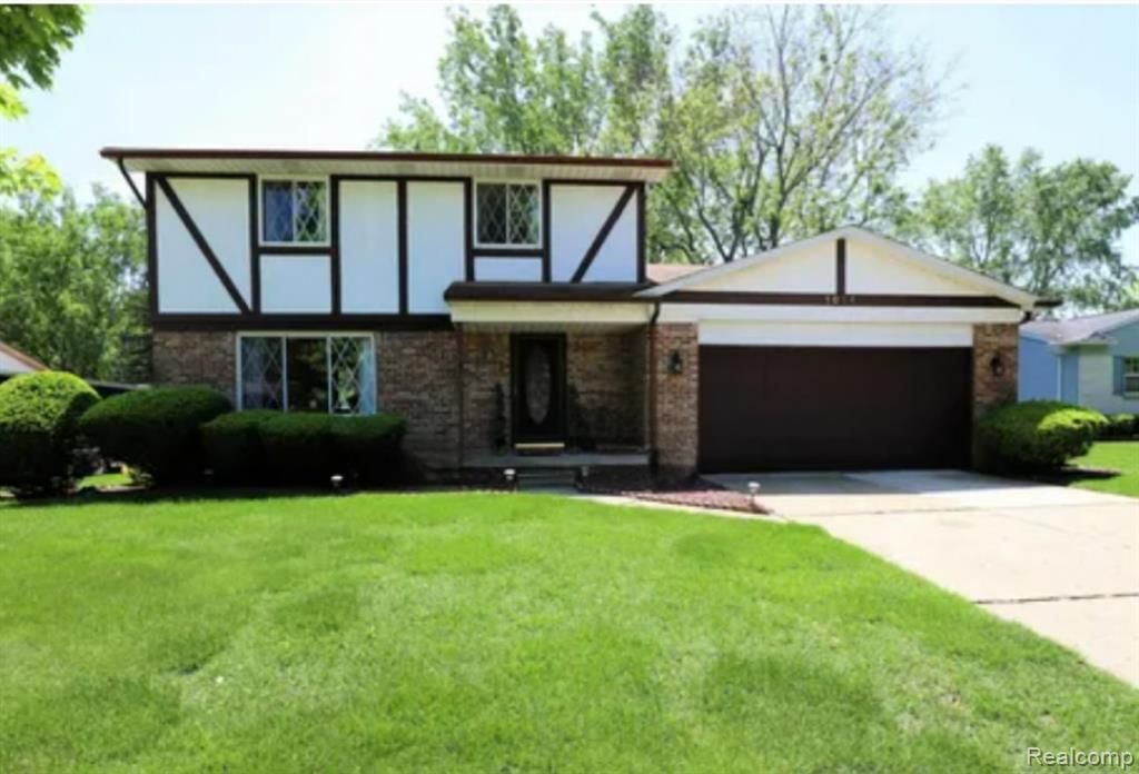 1014 Birchwood Drive, Flushing, MI 48433
