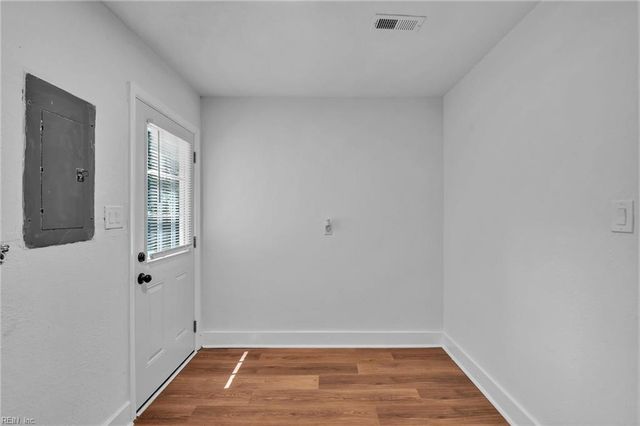 4 Admiral CT, Hampton, VA 23669