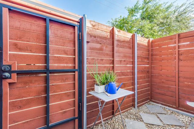 4242 Buena Vista Street 16, Dallas, TX 75205