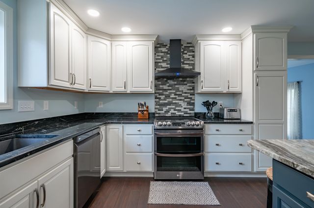 16 Sarah Drive, Merrimack, NH 03054