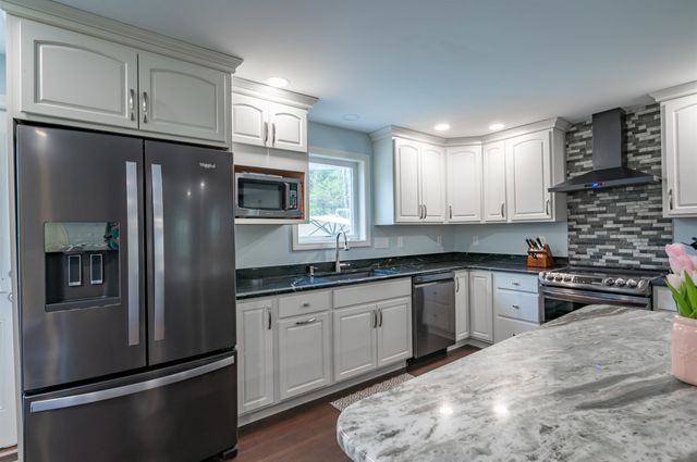16 Sarah Drive, Merrimack, NH 03054