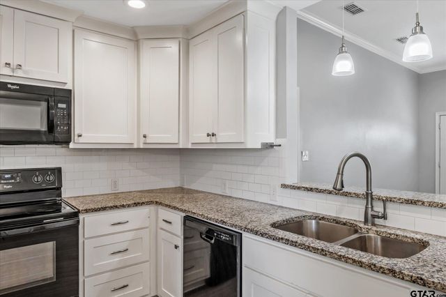 415 Harrell Dr, Chandler, TX 75758