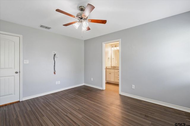 415 Harrell Dr, Chandler, TX 75758