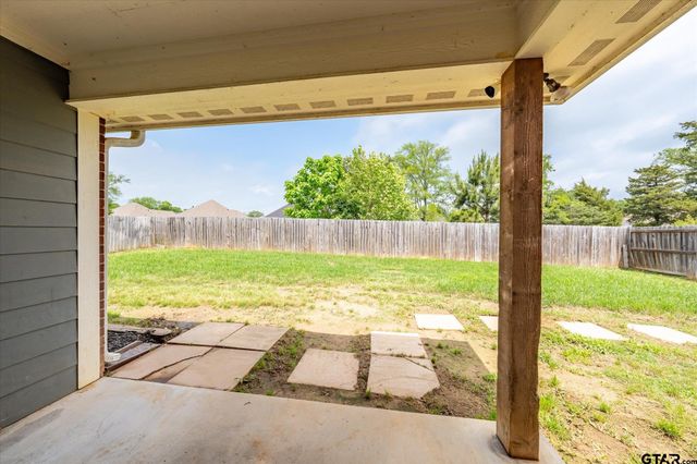 415 Harrell Dr, Chandler, TX 75758