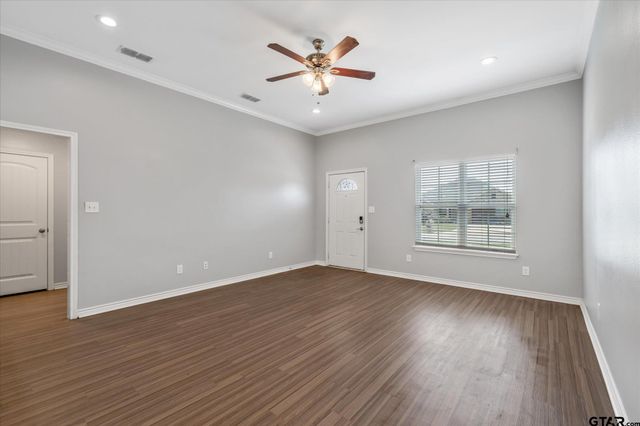 415 Harrell Dr, Chandler, TX 75758