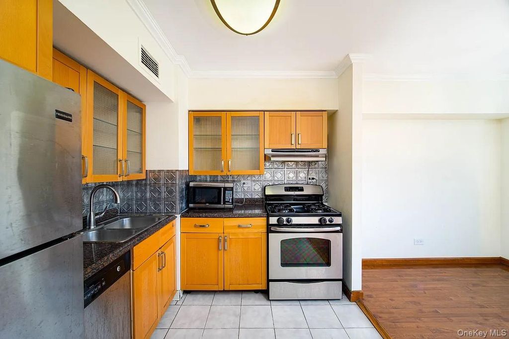 119-49 Union Turnpike 6C, Forest Hills, NY 11375 — photo 2