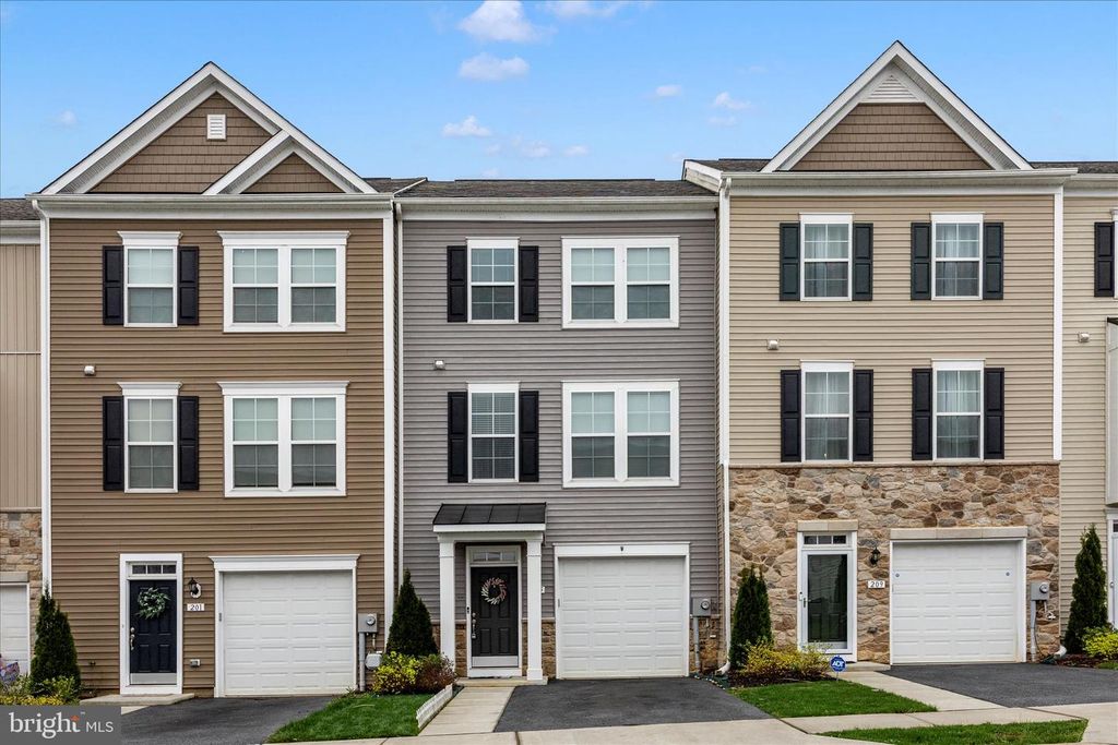 205 UNION RIDGE DR, Charles Town, WV 25414