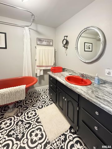 307 NW CROSS Street, Mt Sterling, IL 62353