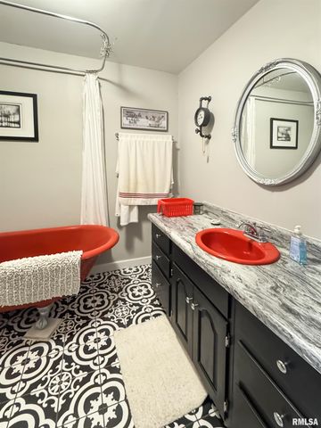 307 NW CROSS Street, Mt Sterling, IL 62353