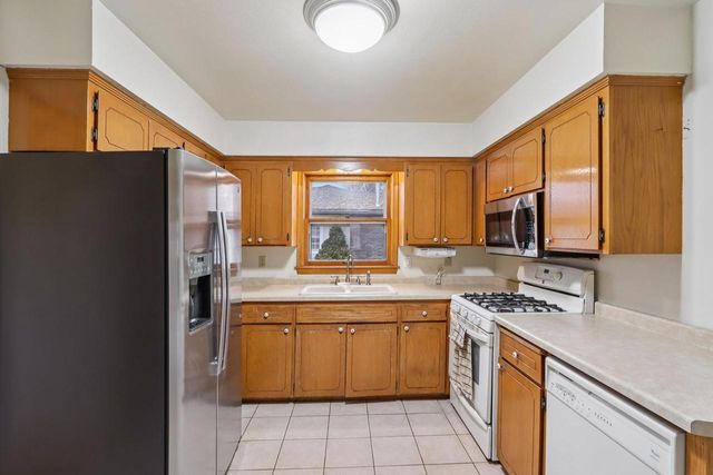 1705 Chapman DRIVE, Waukesha, WI 53189